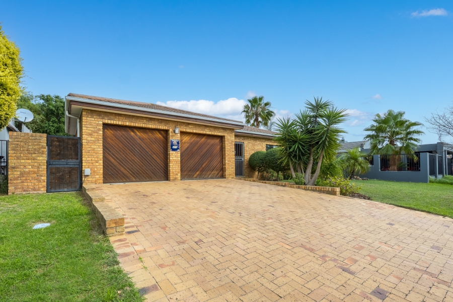 4 Bedroom Property for Sale in Uitzicht Western Cape